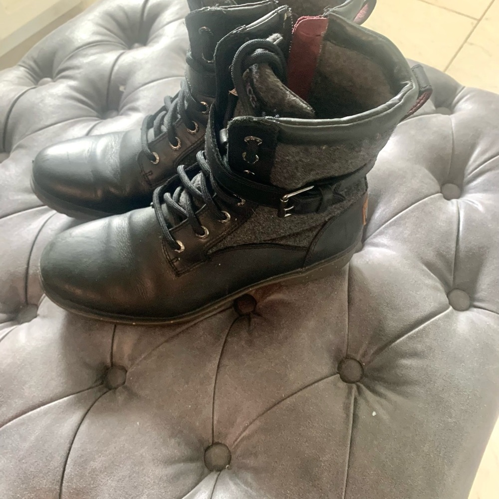Woman’s Ugg Shoe boots